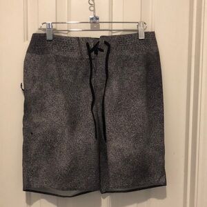 Men's Lululemon Gray Board Shorts - Size 30 - 8”